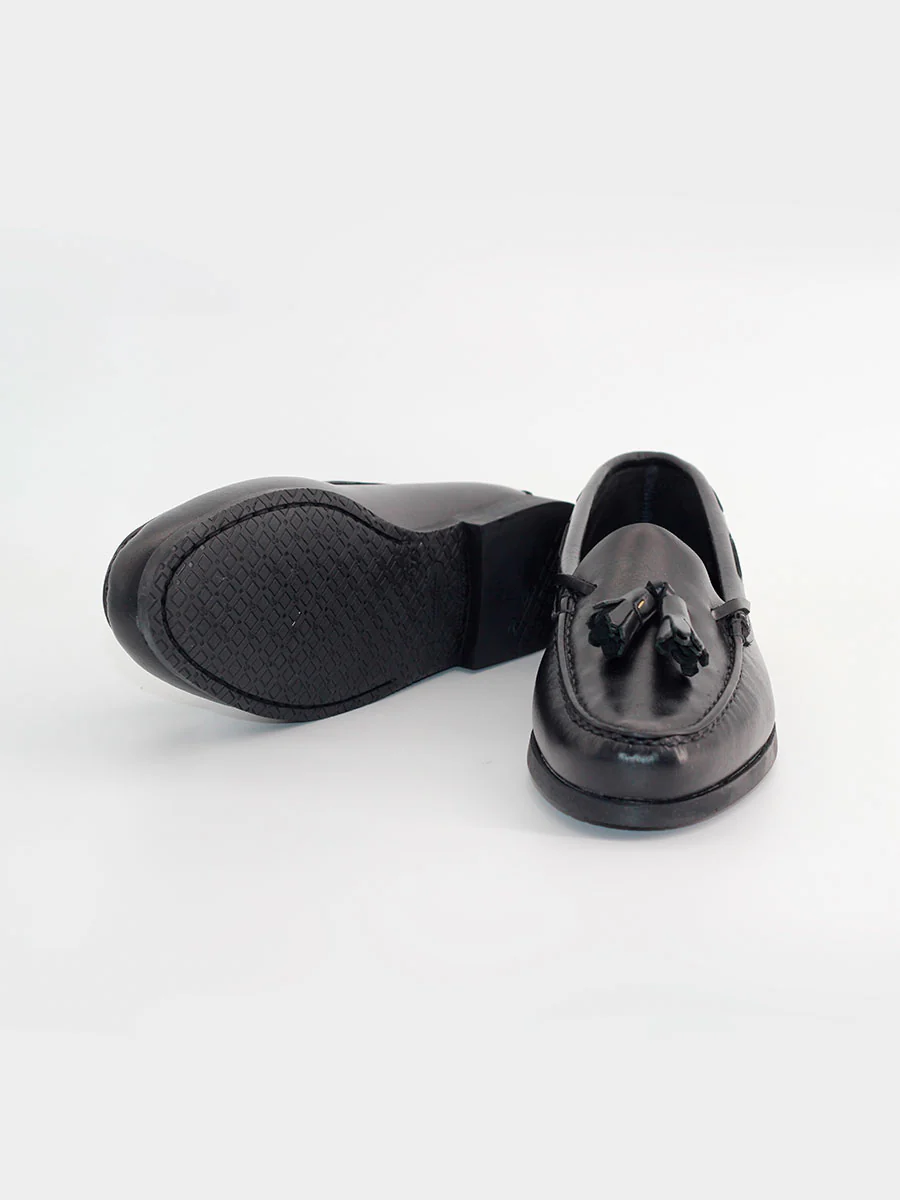 Mocasines con borlas de piel color negro - Image 4