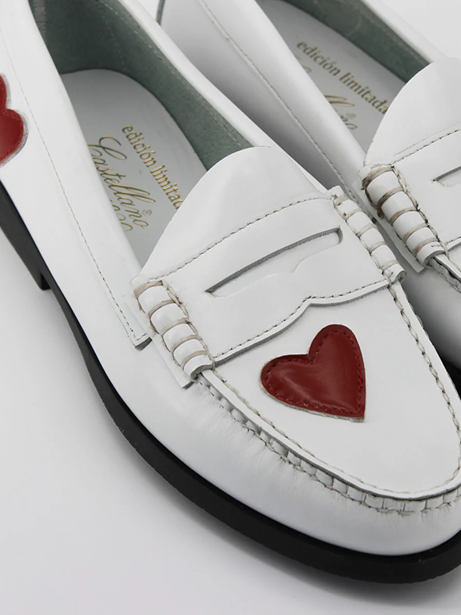 ON DEMAND - Mocasines piel antik blanco con adorno corazones - Image 3