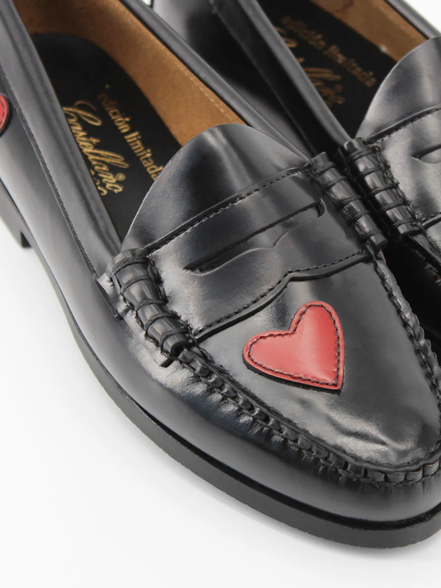 ON DEMAND -Mocasines piel antik negro con adorno corazones - Image 3