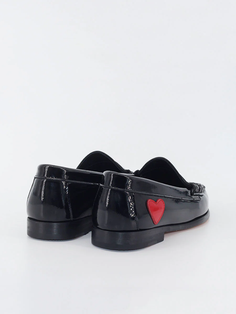 ON DEMAND - Mocasines piel charol negro con adorno corazones - Image 3
