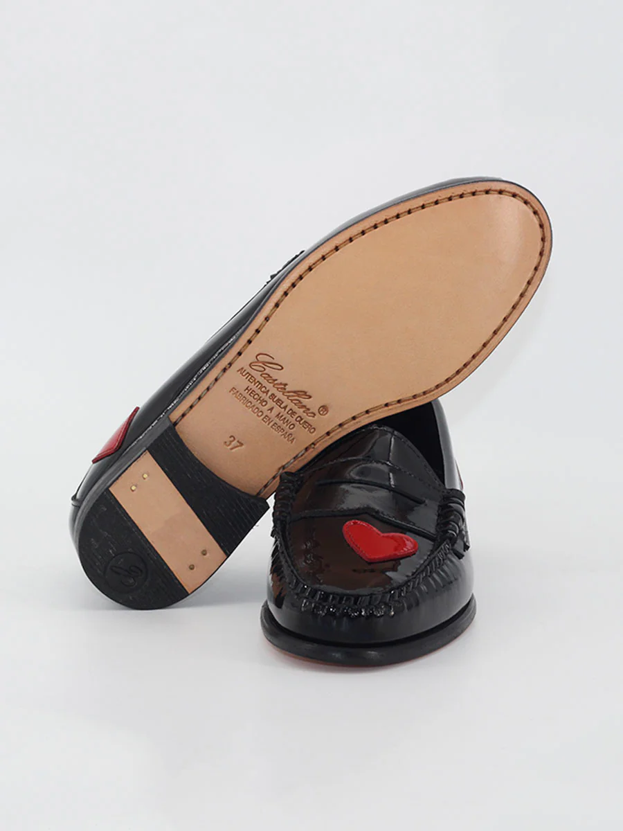 ON DEMAND - Mocasines piel charol negro con adorno corazones - Image 4